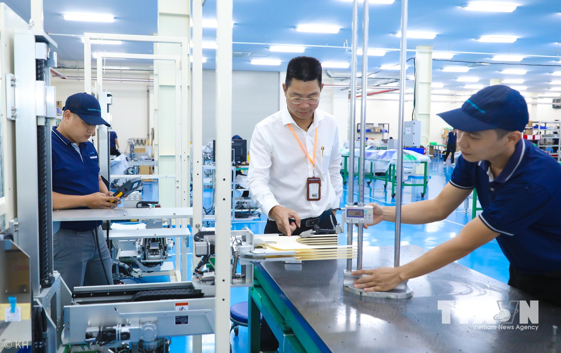 Ông Bùi Anh Long, giám đốc điều hành công ty TNHH TAZMO kiểm tra Robot trung chuyển wafer trong ngành chất bán dẫn trước khi xuất hàng. (Ảnh: Thành Phương/TTXVN)